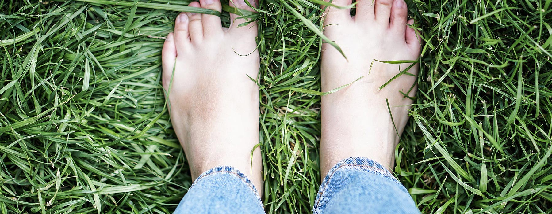 Füße im Rasen